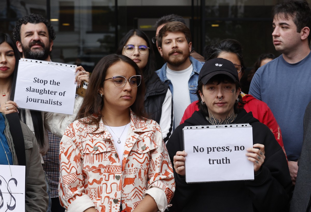 epa12344051 Journalists from various international media outlets stage a sit-in outside the EFE news agency offices in Bogota, Colombia, 01 September 2025. Journalists in Colombia joined the Reporters ...