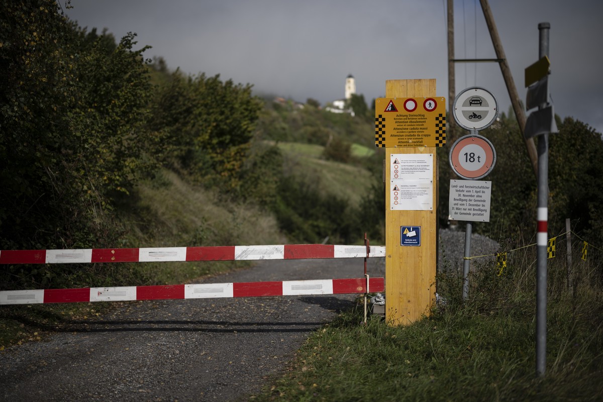 Eine Tafel informiert ueber das Zutrittsverbot, am Dienstag, 23. September 2025, in Brienz. Das Dorf Brienz ist seit Monaten von einem Bergsturz bedroht. Die Bewohner sind daher evakuiert. Bis Ende Se ...