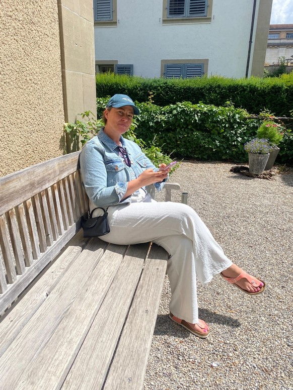 Vanessa, Pflegefachfrau, geht offen mit ihrer Krebserkrankung um und dokumentiert diese auf den sozialen Medien.