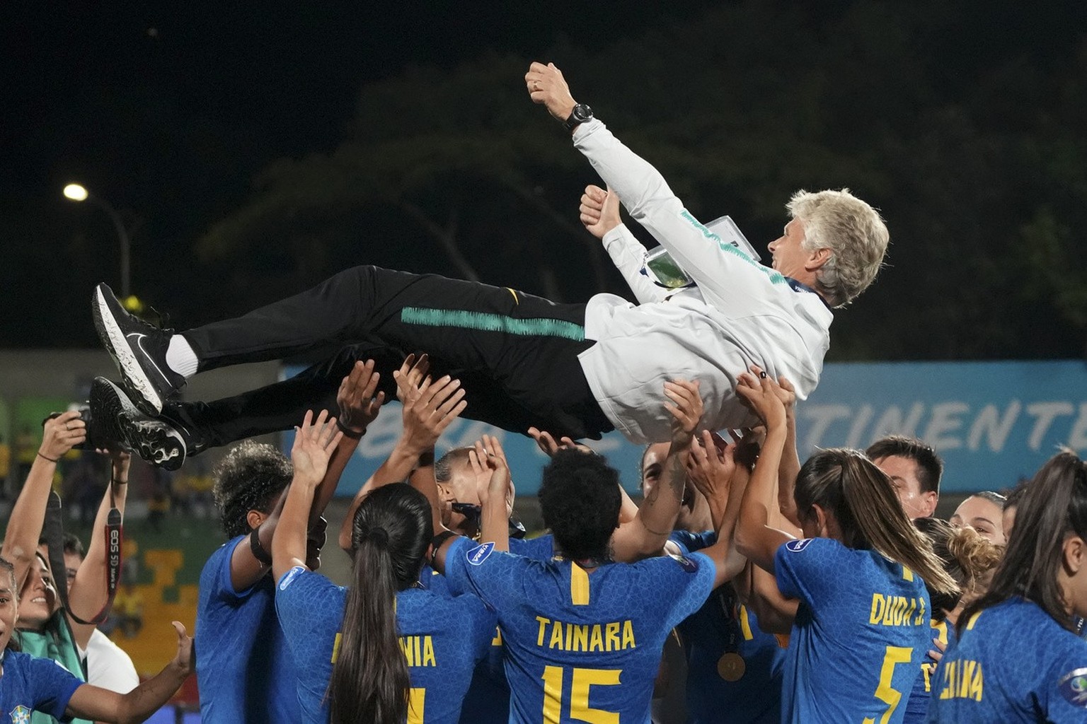 Brazil&#039;s players lift coach Pia Sundhage after beating Colombia 1-0 at the end the women&#039;s Copa America final soccer match in Bucaramanga, Colombia , Saturday, July 30, 2022. (AP Photo/Dolor ...