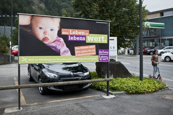 Blick auf ein Plakat, anlaesslich der Abstimmung zur Abtreibung von Menschen mit Behinderung bis zur Geburt, aufgenommen am Donnerstag, 15. September 2011 in Vaduz. Ueber die Vorlage wird am Sonntag,  ...