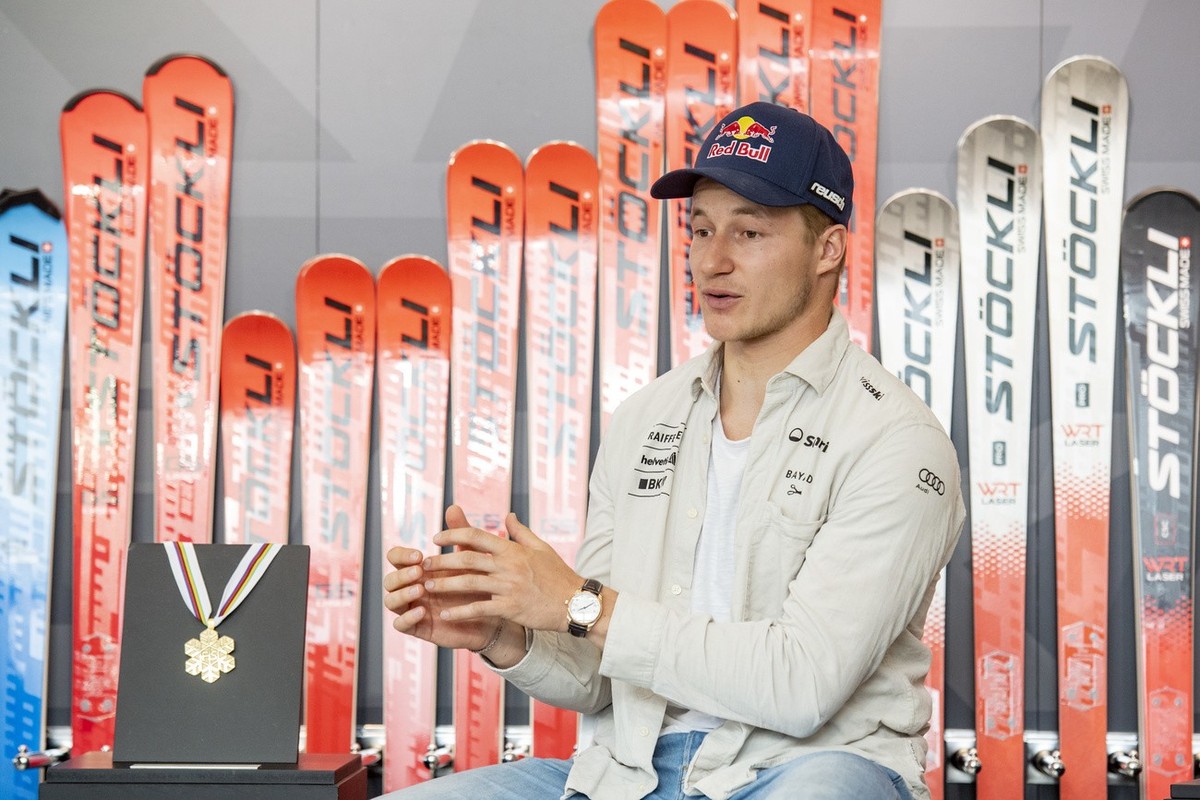 Der Schweizer Skirennfahrer Marco Odermatt anlaesslich einer Medienkonferenz beim Schweizer Skihersteller Stoeckli Ski in Malters im Kanton Luzern am Dienstag, 21. Maerz 2023. Odermatt ist seit Jahren ...
