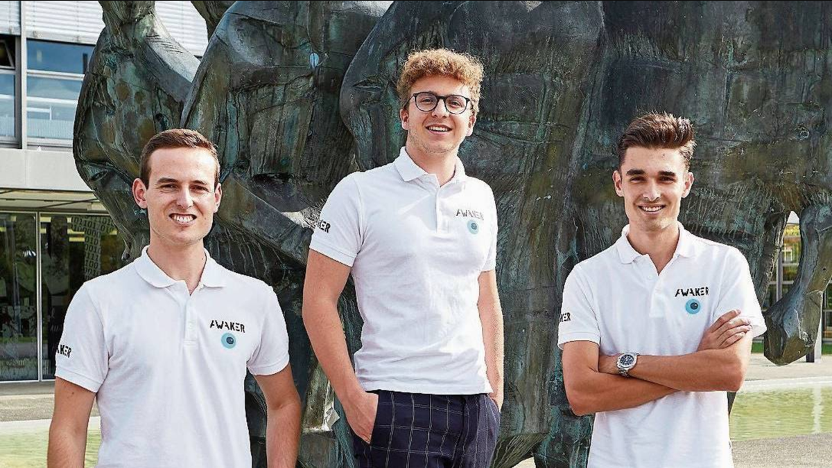 Felix Hegg, Bruno Eigenmann, Gian Dogwiler (von links) vor der Badener Kantonsschule.