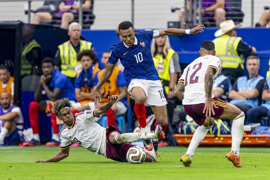 DALLAS - lr Lamine Yamal of Spain and Kylian Mbappe of France during the 2026 World Cup match between France and Spain at Dallas Stadium on July 14, 2026, in Dallas, United States. Photo by Stefan Koo ...