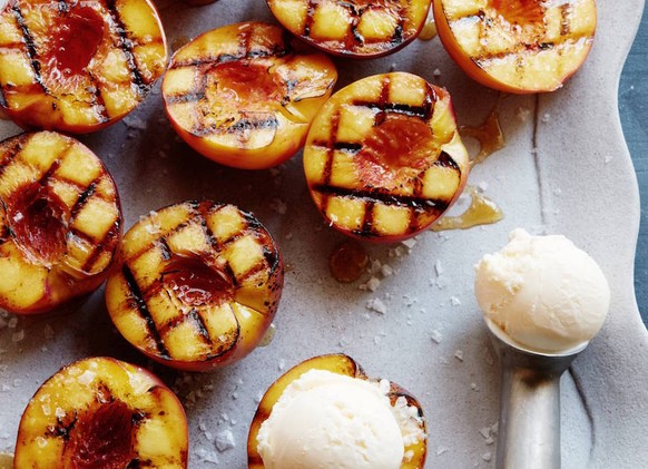 grillierte pfirsiche grillen grillieren pfirsich fruch früchte bbq barbecue essen food http://whatsgabycooking.com/grilled-peaches-with-vanilla-ice-cream/