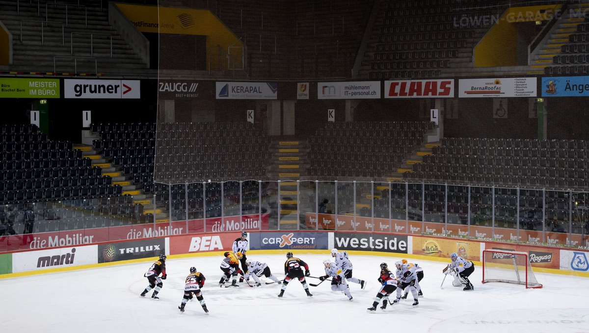 SC Bern Spieler und HC Fribourg Gotteron Spieler kaempfen um den Puck, beim Eishockey Meisterschaftsspiel der National League zwischen dem SC Bern und den HC Fribourg Gotteron, in der Postfinance Aren ...