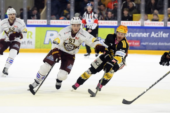 Servettes Valtteri Filppula, links, und Ajoies PostFinance Top Scorer Philip-Michael Devos, rechts, kaempfen um den Puck, beim Eishockey Meisterschaftsspiel der National League A zwischen dem HC Ajoie ...