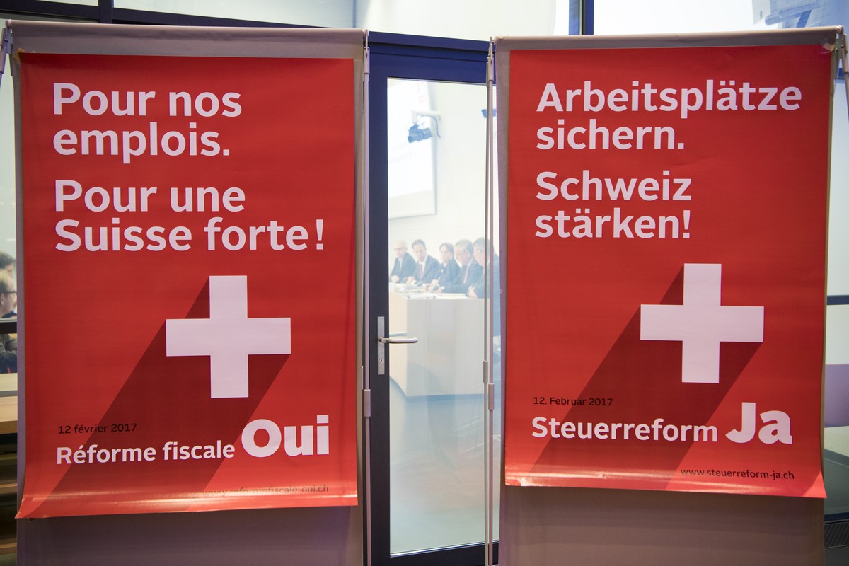 Zwei Plakate mit "Steuerreform JA" an der Medienkonferenz des ueberparteilichen Komitees "Steuerreform JA", am Dienstag, 29. November 2016 in Bern. Die buergerlichen Parteien stehe ...