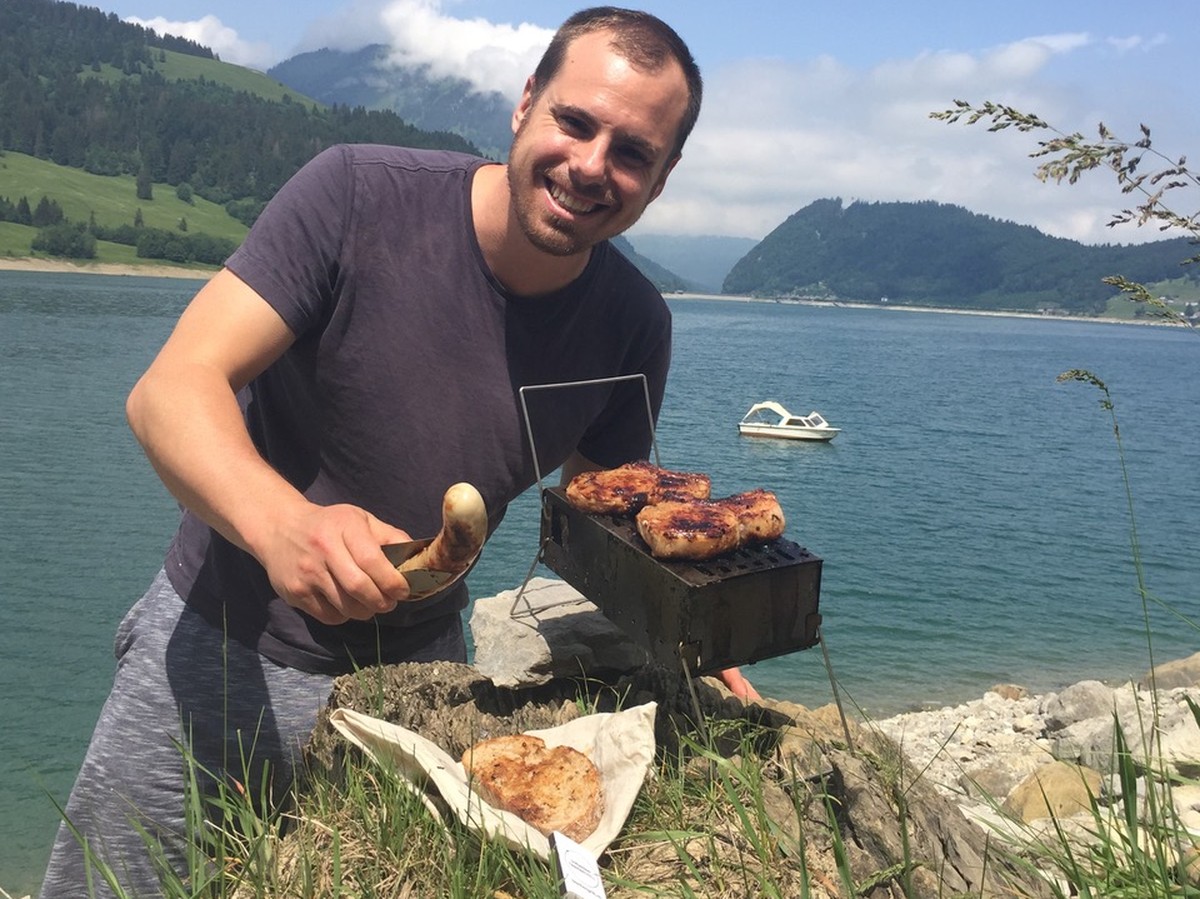 Severin Guérig mit seinem Taschengrill am Wäggitalersee.&nbsp;