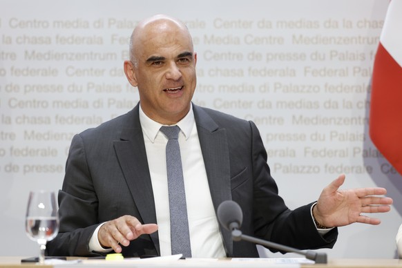 Bundespraesident Alain Berset spricht waehrend einer Medienkonferenz des Bundesrates zu den Resultaten der eidgenoessischen Abstimmungen, am Sonntag, 18. Juni 2023 in Bern. (KEYSTONE/Peter Klaunzer)