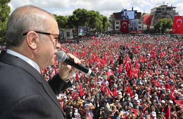 Turkey&#039;s President Recep Tayyip Erdogan addresses his supporters in Ordu, Turkey, Saturday, Aug. 11, 2018.(Presidential Press Service via AP, Pool)