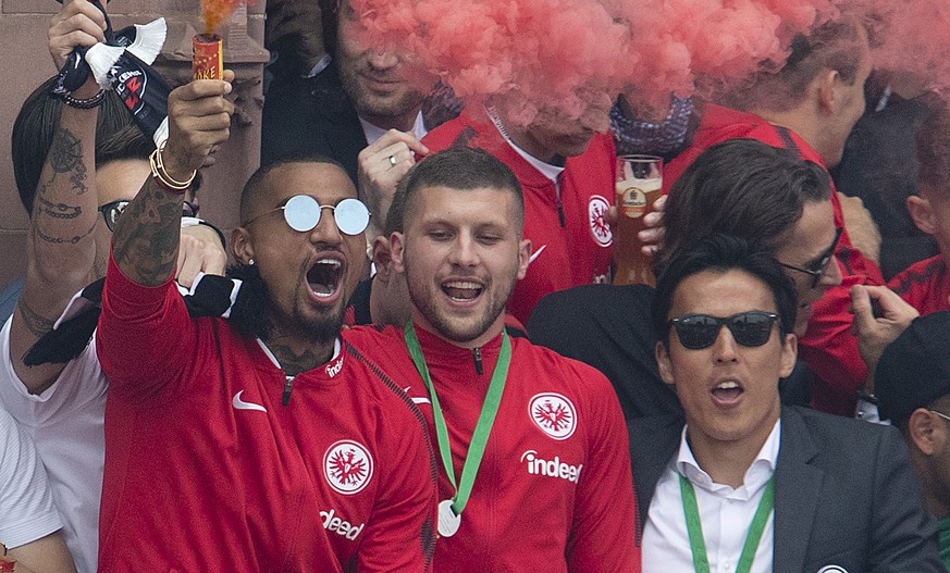 Frankfurt&#039;s Kevin-Prince Boateng, left, and Ante Rebic, center, celebrate on the town hall balcony after beating Bayern Munich in the German soccer cup final saturday in Berlin, in Frankfurt, Ger ...