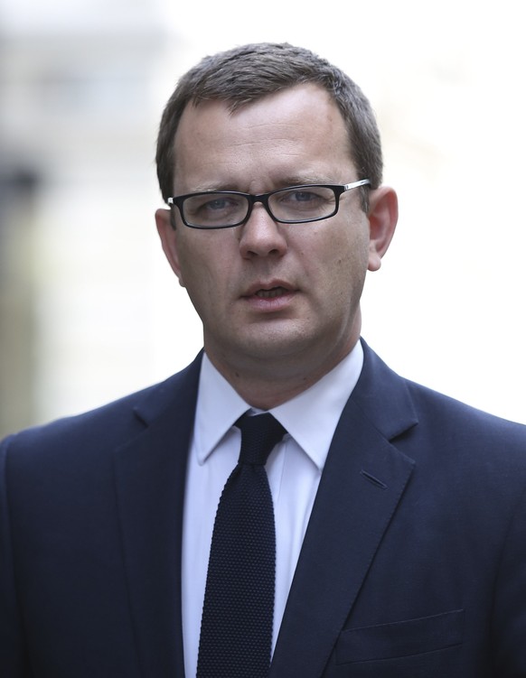 Andy Coulson erlaubte die Bestechung eines Polizisten und musste im Zuge der Affäre als Berater von Premierminister Coulson abtreten.