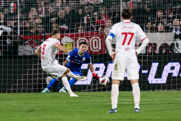 L&#039;attaquant zurichois Roman Buess tire un penalty face le gardien yverdonnois Kevin Martin lors de la rencontre de football de Super League entre Yverdon Sport FC et FC Winterthur le samedi 28 oc ...