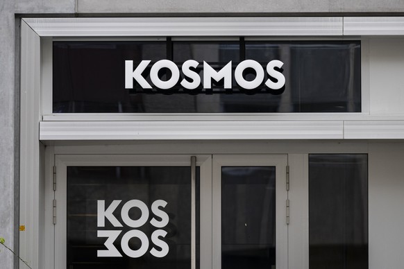 Blick auf geschlossene Kino-, Kultur- und Gastrolokal Kosmos an der Europaallee in Zuerich, aufgenommen am Montag, 5. Dezember 2022. Das Zuercher Kulturhaus Kosmos meldet Konkurs an und ist ab sofort  ...