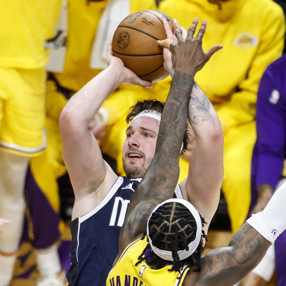240118 -- LOS ANGELES, Jan. 18, 2024 -- Dallas Mavericks Luka Doncic L shoots during the 2023-2024 NBA, Basketball Herren, USA regular season match between Los Angeles Lakers and Dallas Mavericks in L ...