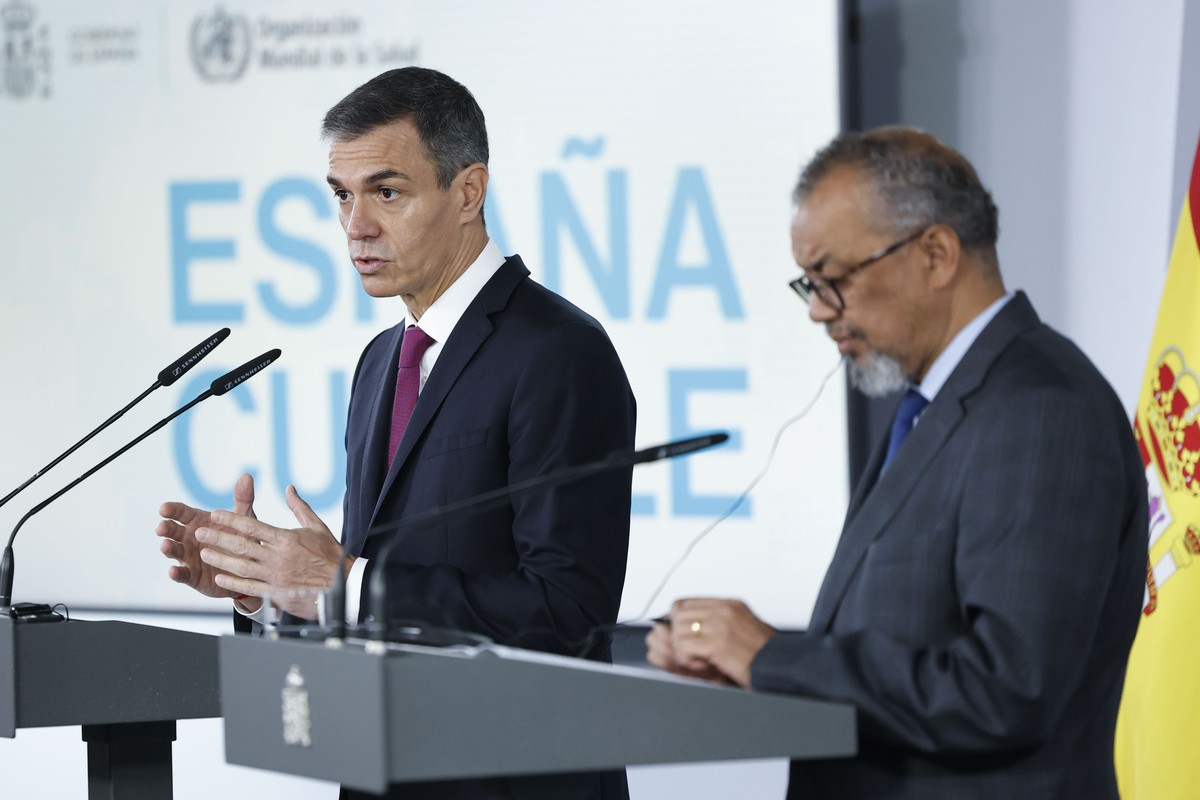epa12949228 Spanish Prime Minister Pedro Sanchez (L) and World Health Organization (WHO) Director-General Tedros Adhanom Ghebreyesus (R) brief the media on the recent hantavirus outbreak linked to the ...