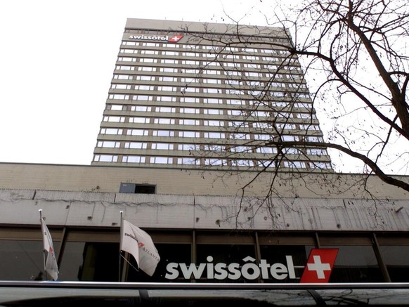 Das Swissotel in Zuerich Oerlikon, aufgenommen am Montag, 23. April 2001. Die Raffels-Holding mit Sitz in Singapur uebernimmt fuer 410 Mio. Franken die Hotelkette Swissotel von der SAirGroup, wie am M ...