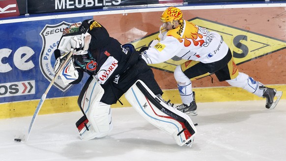 Fribourg-Goalie Conz wird bei seinem Ausflug von Bouchard bedrängt.