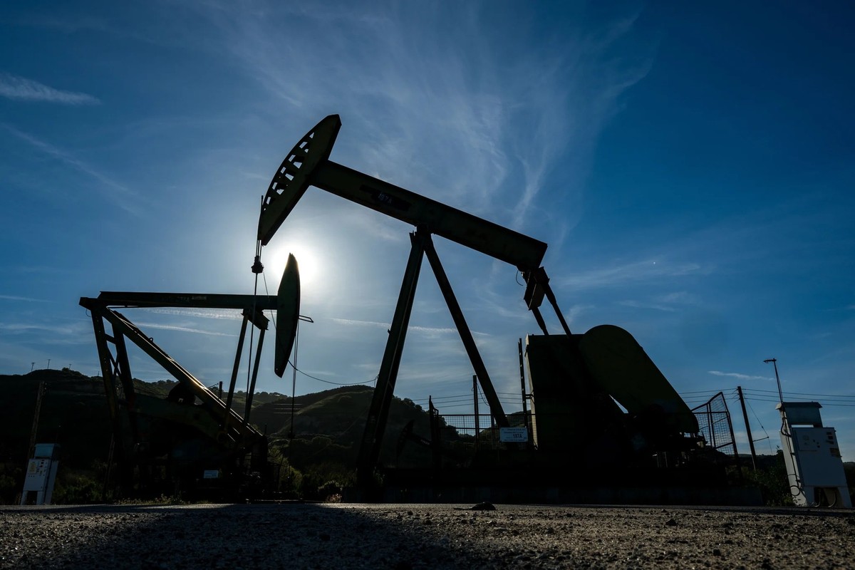 Un champ pétrolifère à San Ardo, en Californie. Lundi, les traders ont gagné beaucoup d'argent en pariant sur la baisse des prix du pétrole.