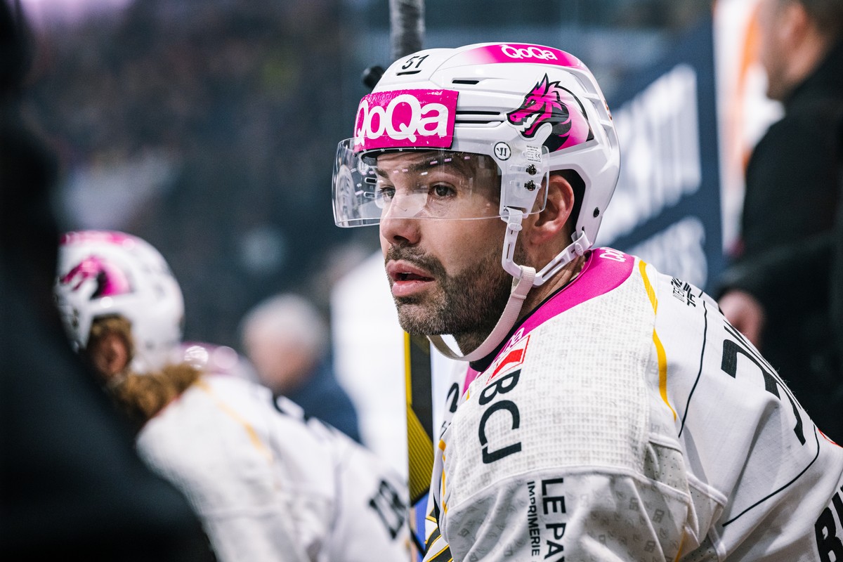 Le defenseur jurassien Alain Birbaum, lors du match du championnat suisse de hockey sur glace de National League entre le HC Fribourg-Gotteron, HCFG, et le HC Ajoie, HCA, ce samedi 24 fevrier 2024, a  ...