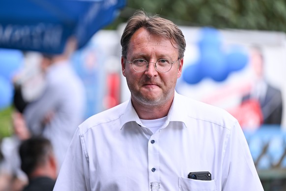 25.06.2023, Th�ringen, Sonneberg: Robert Sesselmann steht im Graten des Restaurants Frankenbaude bei der AfD-Wahlparty. Der ehemalige Landrat Hans-Peter Schmitz (parteilos) war aufgrund einer langwier ...