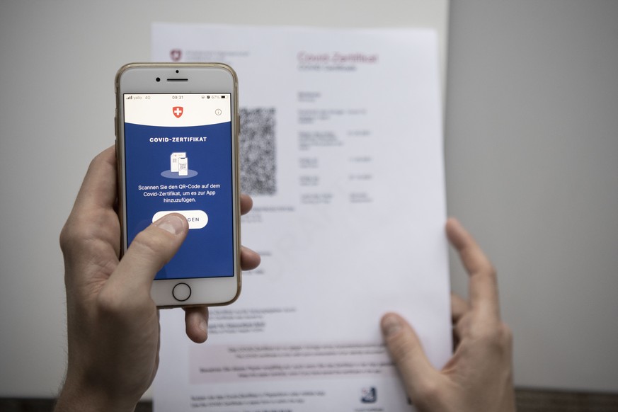 ZUM SCANNEN DES COVID-ZERTIFIKATS MITTELS DER COVID CERTIFICATE APP, STELLEN WIR IHNEN FOLGENDE BILDER ZUR VERFUEGUNG. WEITERE BILDER FINDEN SIE AUF visual.keystone-sda.ch --- Das Covid-Zertifikat Sch ...