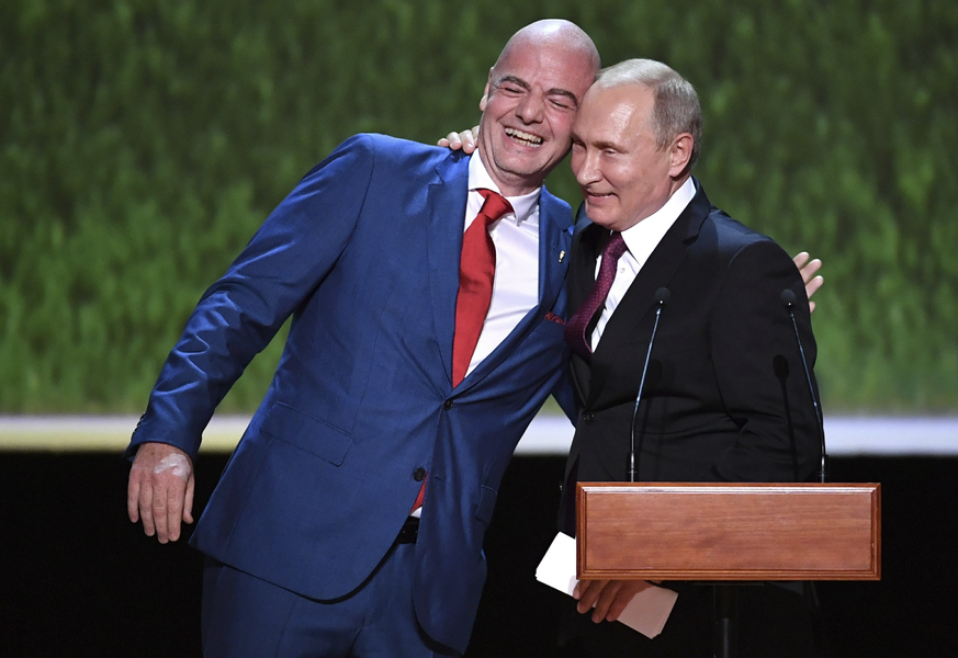 Bei Twitter rufen kritische Stimmen die Verbindung zwischen dem Fifa-Präsidenten Gianni Infantino und dem russischen Despoten Wladimir Putin rund um die WM 2018 in Erinnerung.