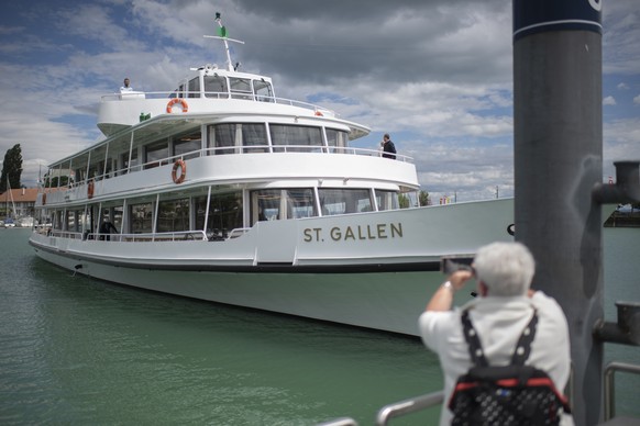 Eine Frau fotografiert die frisch renovierte MS St. Gallen der Schweizerischen Bodensee Schifffahrt SBS, am Samstag, 6. Juni 2020, in Romanshorn. Auf dem Bodensee wird heute wieder die Schifffahrt auf ...