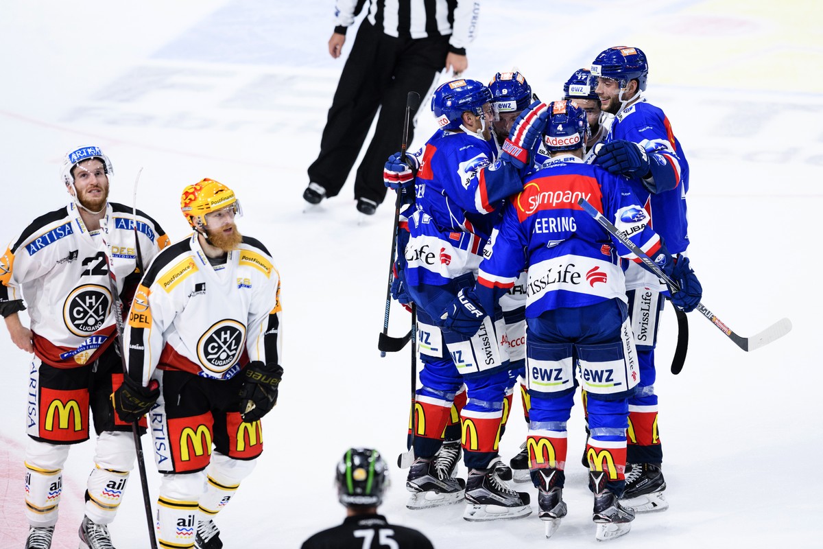Das Team der ZSC Lion's jubelt nach dem 4:1 beim Eishockeyspiel der National League ZSC Lions gegen den HC Lugano im Hallenstadion in Zuerich, aufgenommen am Dienstag, 20. September 2016. (KEYSTO ...