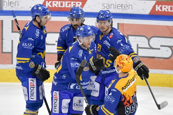 Die Davoser Samuel Walser, Andres Ambuehl, Enzo Corvi (Torschuetze), Magnus Nygren, und Topscorer Broc Little, von links, jubeln nach ihrem 1-1 Ausgleichstreffer, waehrend dem Eishockey Meisterschafts ...