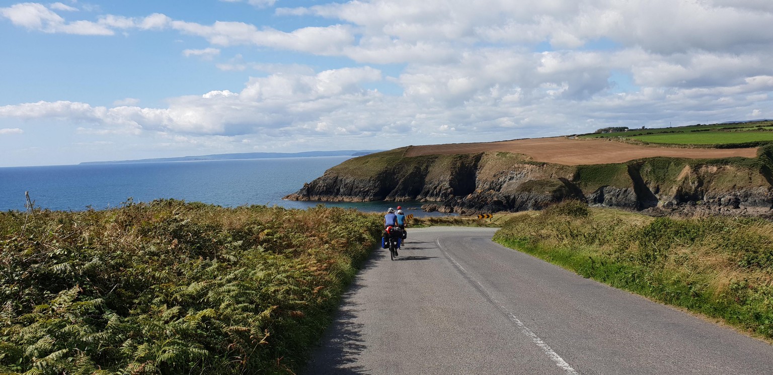 Bild 05
Irland (25.08.2018):
Die sagenumwobene Landschaft in Irland zog uns von Anfang an in ihren Bann. 
Diese atemberaubende Küstenlandschaft im Süden von Irland kurz vor Bunmahon spricht für sich.  ...