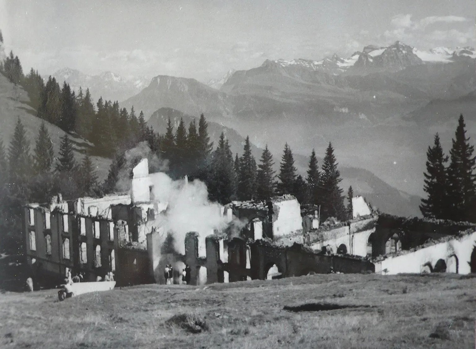 Das Hotel Rigi-First war bis auf die Grundmauern niedergebrannt. Zu retten gab es nicht mehr viel.