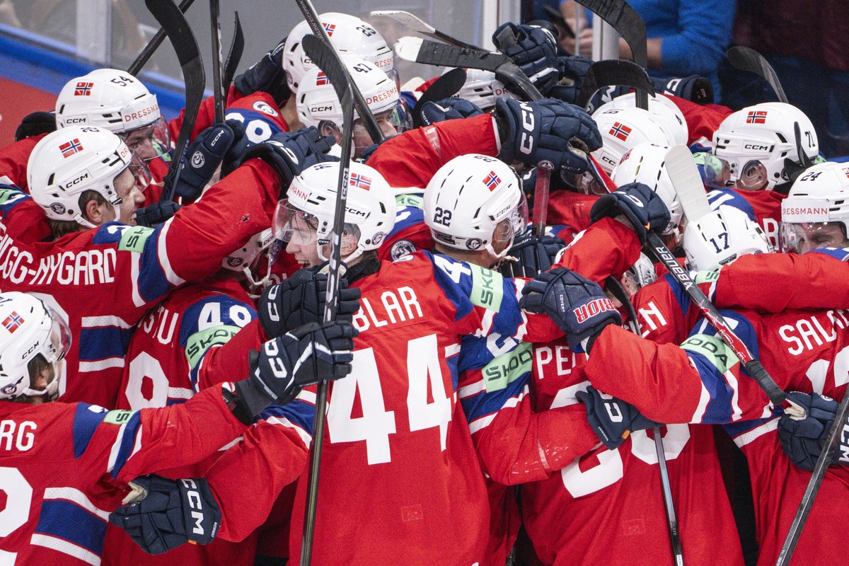 epa13001399 Players of Norway celebrate winning the 2026 IIHF Men's Ice Hockey World Championship quarter-finals game between Norway and Latvia, in Fribourg, Switzerland, 28 May 2026. EPA/ALESSAN ...
