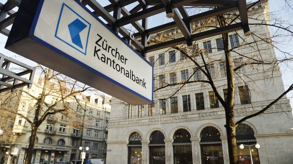 Das Logo der Zuercher Kantonalbank, aufgenommen vor dem Gebaeude der Schweizerischen Nationalbank SNB, hinten rechts, am Mittwoch, 11. Dezember 2013, in Zuerich. (KEYSTONE/Steffen Schmidt)