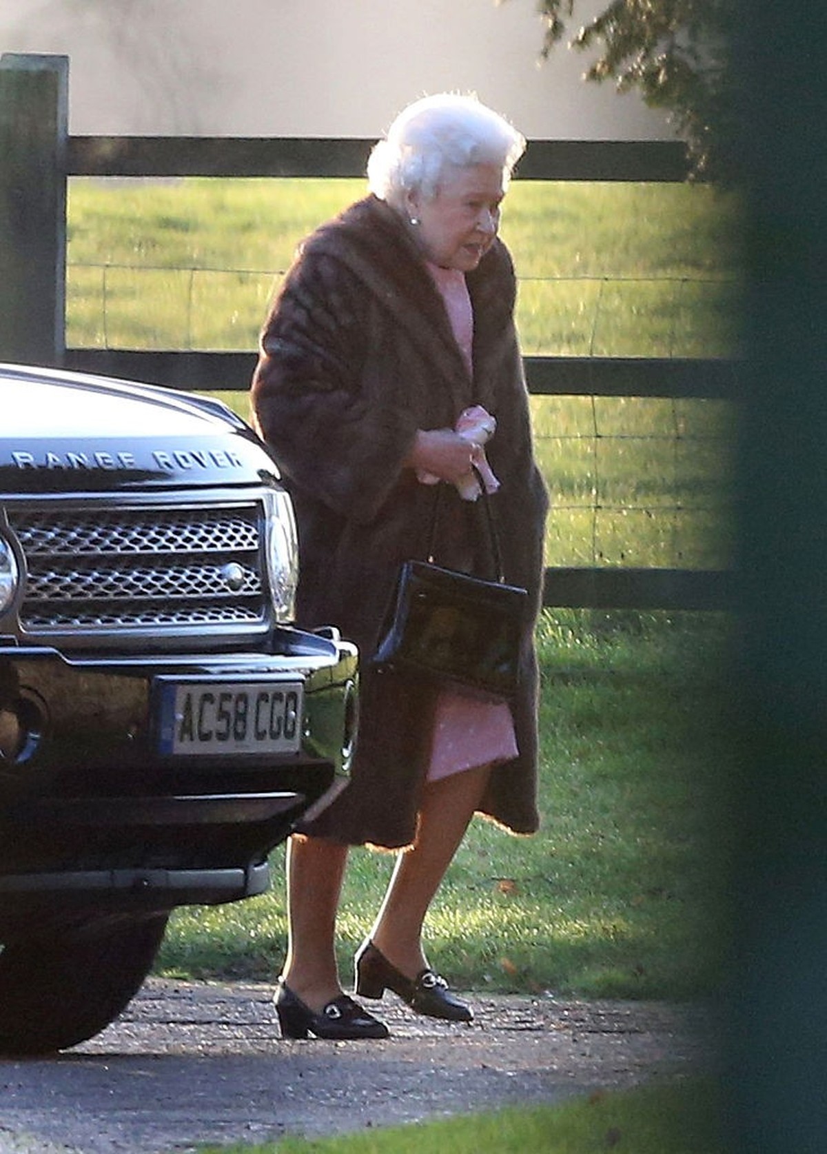 KING'S LYNN, ENGLAND - DECEMBER 25: The Queen attends a Christmas Day church service at Sandringham on December 25, 2014 in King's Lynn, England. (Photo by Danny Martindale/WireImage)