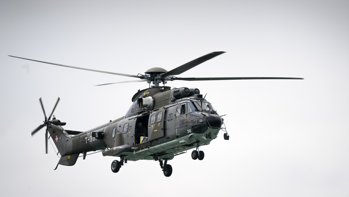 Un helicoptere Super Puma de l'armee Suisse vol en dessus du Lac de Neuchatel lors de l'exercice des forces aeriennes de l'armee Suisse "Sea Survival Training" ce mercredi 5 j ...
