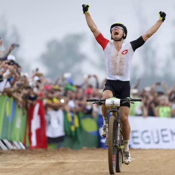 ZUM ABSCHLUSS DER XXXI. OLYMPISCHEN SOMMERSPIELE RIO 2016 IN RIO DE JANEIRO, BRASILIEN, STELLEN WIR IHNEN FOLGENDES BILDMATERIAL ZUR VERFUEGUNG - Gold medalist Nino Schurter of Switzerland celebrates  ...