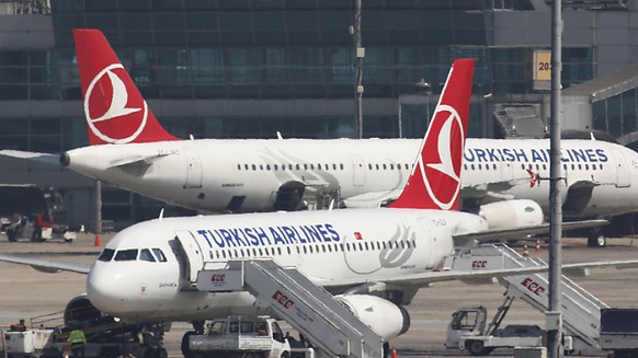 Die Airlines reagieren auf die Coronakrise: zwei Maschinen der Turkish Airlines.