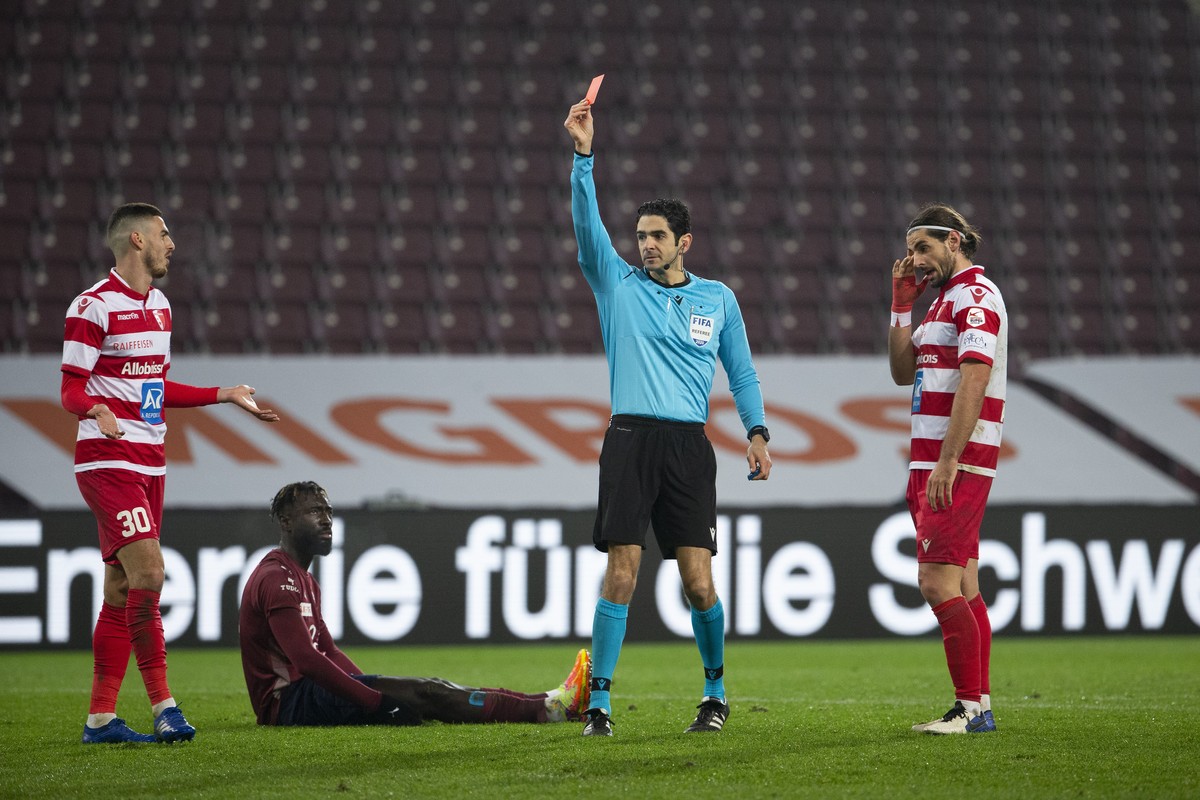 The referee Adrien Jaccottet shows a red card to Sion�s defender Birama Ndoye (not pictured) past Sion�s defender Ayoub Abdellaoui, left, Servette's forward Grejohn Kyei, 2nd left, and Sion�s def ...
