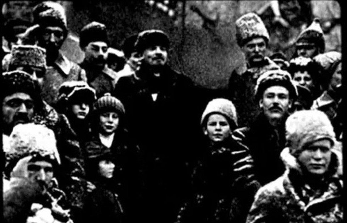 7. November 1919: Die sowjetische Führung bei der Feier zum zweiten Jahrestag der Oktoberrevolution. In diesem Bild sind mehrere Personen, darunter Trotzki, wegretuschiert.