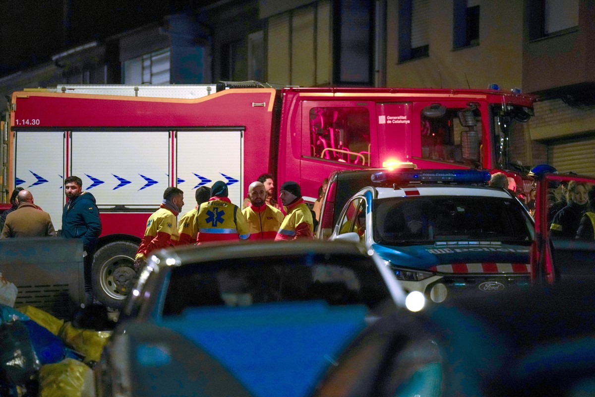 epaselect epa12748827 Paramedics gather outside the building where a fire broke out in the town of Manlleu, Barcelona, northeastern Spain, late 16 February 2026 (issued 17 February 2026). At least fiv ...