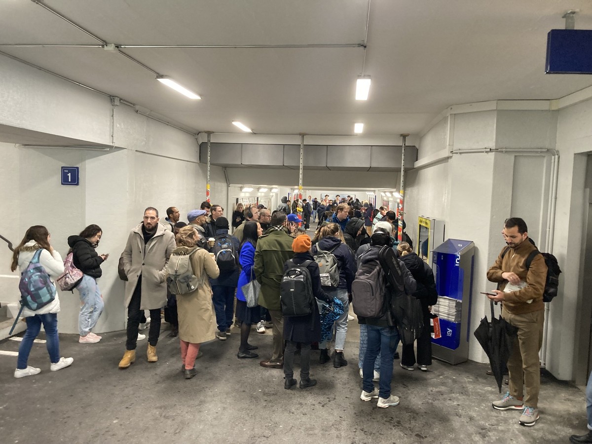 Les pendulaires scrutent les panneaux en gare de Morges ce jeudi matin.