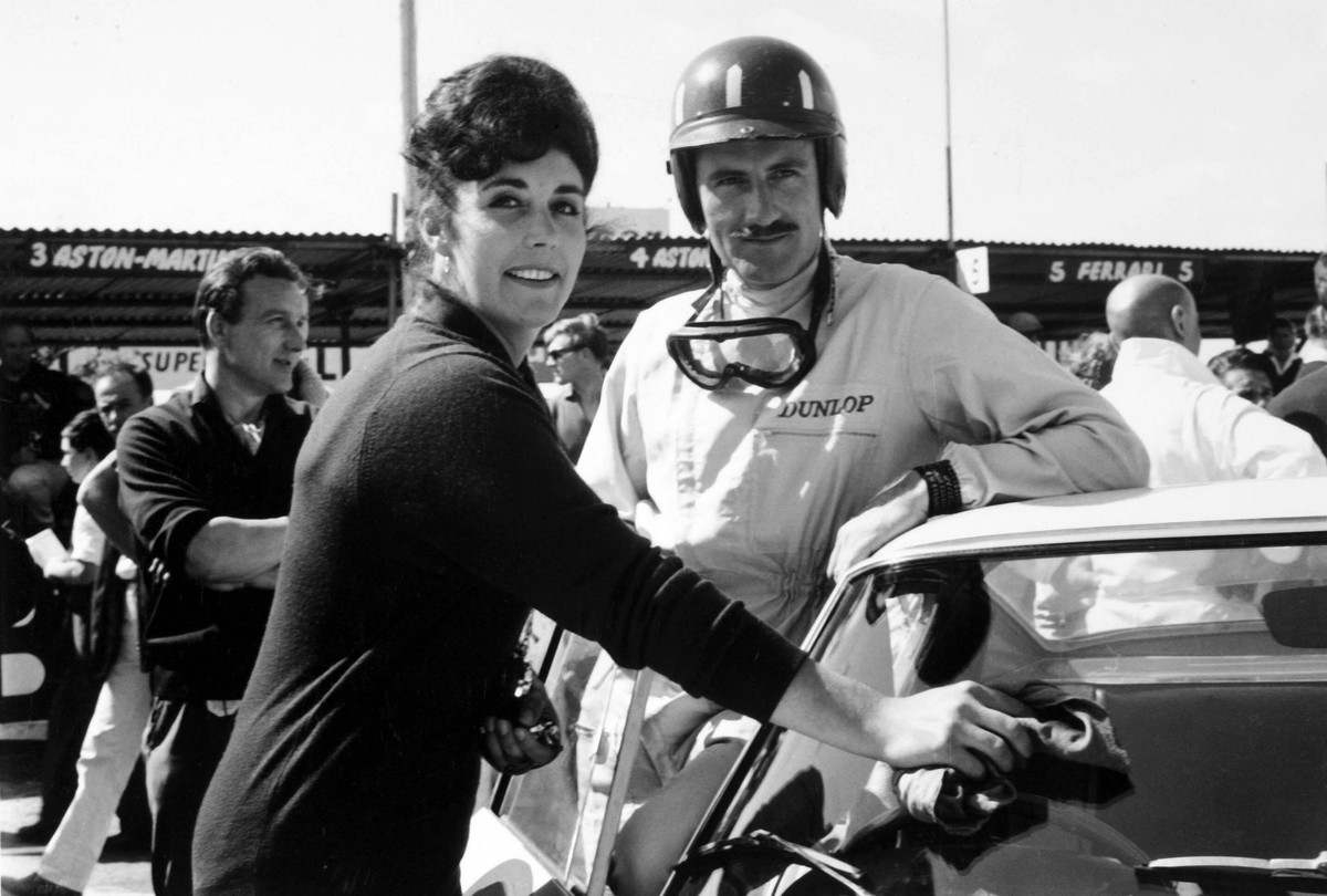 IMAGO / Motorsport Images

1962 RAC Tourist Trophy. Goodwood, West Sussex, Great Britain. 18th August 1962. Graham Hill (Ferrari 250GTO), 2nd position, with wife Bette Hill, portrait. PUBLICATIONxINxG ...