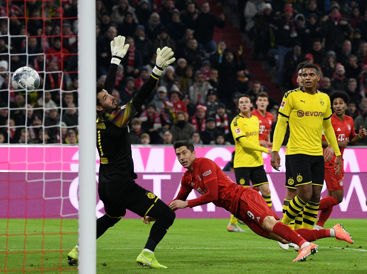epaselect epa07984311 Bayern's Robert Lewandowski scores the 1-0 lead during the German Bundesliga soccer match between FC Bayern and Borussia Dortmund in Munich, Germany, 09 November 2019. EPA/P ...