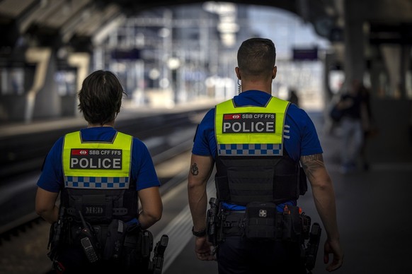 Polizisten der Transportpolizei der SBB auf Patrouille am Zuercher Hauptbahnhof, aufgenommen am Donnerstag, 29. August 2024 in Zuerich. (KEYSTONE/Michael Buholzer)