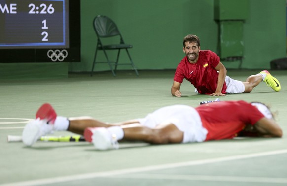 Rafael Nadal nach dem verwerteten Matchball fassungslos, Marc Lopez dagegen steht die Freude ins Gesicht geschrieben.