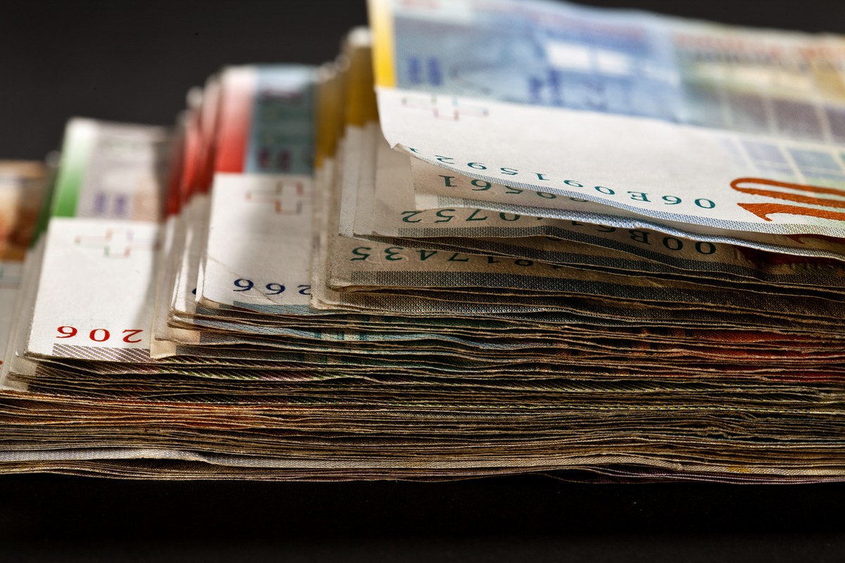 All of the available Swiss bank notes: bills of 10, 20, 50, 100, 200 and 1000 Swiss francs, pictured on August 12, 2010. (KEYSTONE/Gaetan Bally) 

Alle erhaeltlichen Schweizer Banknoten: 10, 20, 50, 1 ...