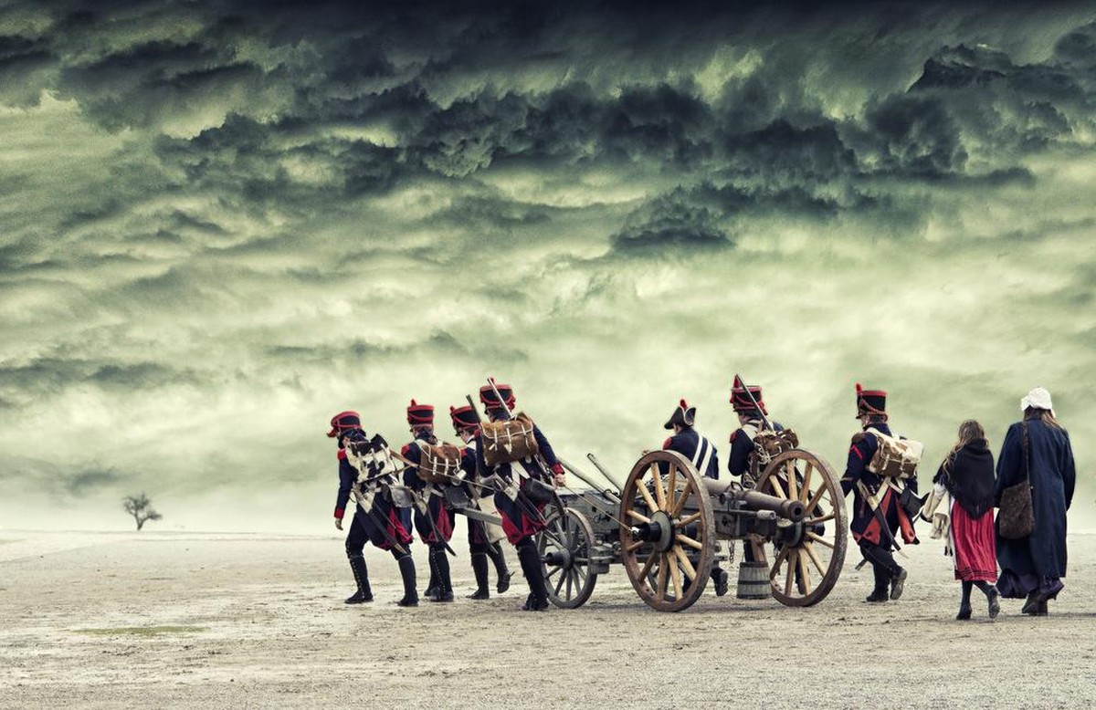 Napoleons Soldaten laufen im offenen Feld in die Schlacht von Austerlitz.