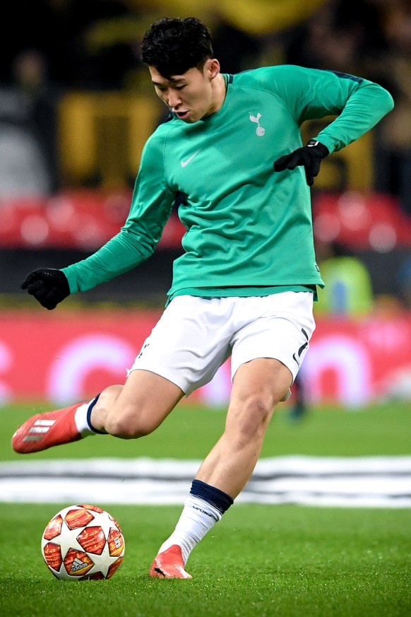 epa07367695 Tottenham&#039;s Heung-min Son warms up prior to the UEFA Champions League round of 16 soccer match between Tottenham Hotspur and Borussia Dortmund at Wembley Stadium, Britain, 13 February ...